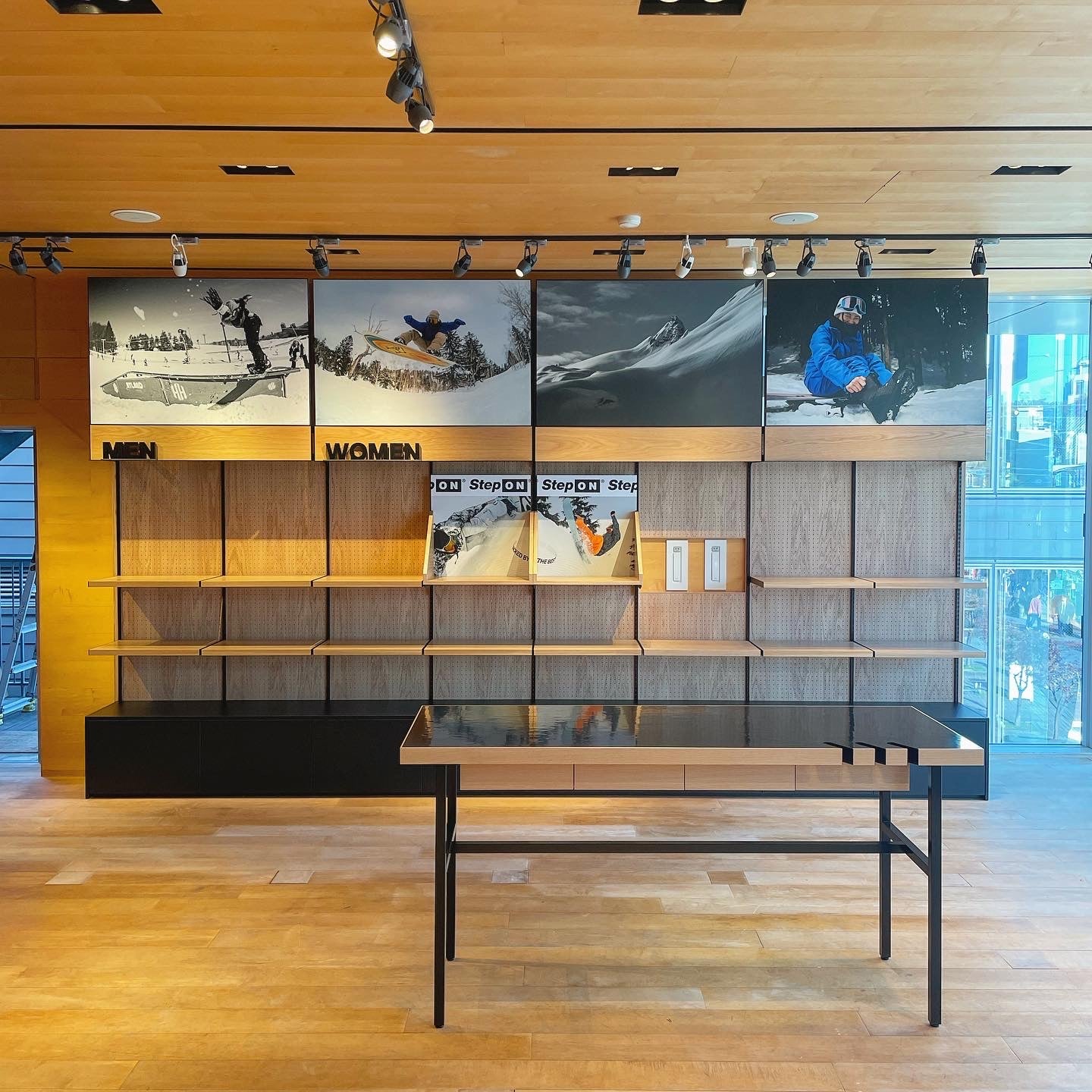 渋谷区スノーボードショップ／什器製作 – New Classic Store